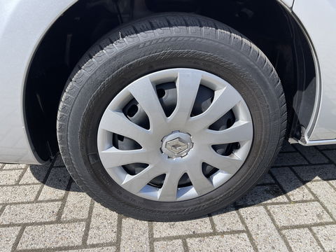 Renault Trafic 2.0 dCi 120pk T29 L2H1 Work Edition / euro 6 / bpm vrij / vaste prijs rijklaar € 20.950 ex / lease vanaf € 342 / airco / cruise / navigatie / trekhaak / imperial / ingerichte laadruimte