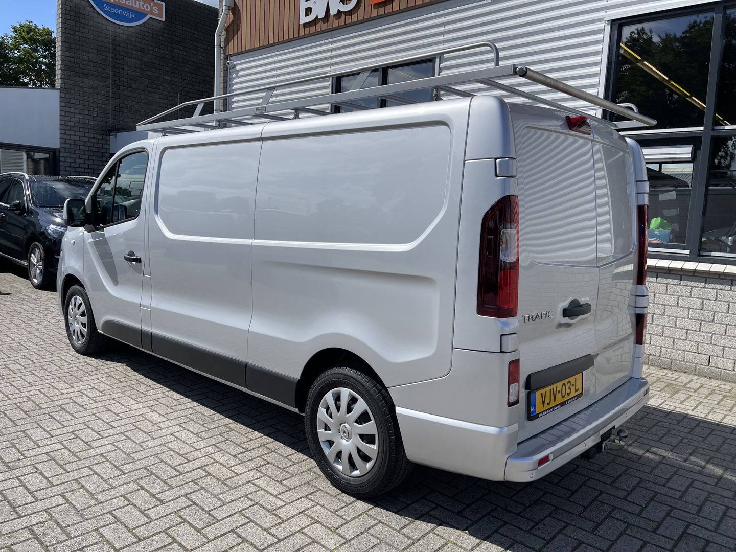 Renault Trafic 2.0 dCi 120pk T29 L2H1 Work Edition / euro 6 / bpm vrij / vaste prijs rijklaar € 20.950 ex / lease vanaf € 342 / airco / cruise / navigatie / trekhaak / imperial / ingerichte laadruimte