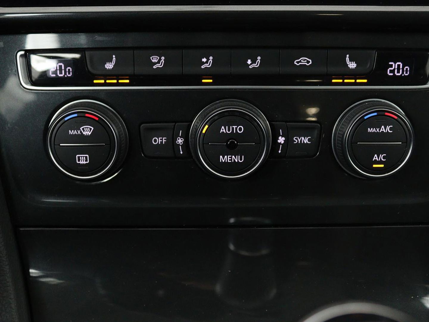 Volkswagen Golf 1.0 TSI Comfortline | Stoelverwarming | Carplay | Massage | Navigatie | ErgoActive | Adaptive cruise | Climate control | Parkeerhulp