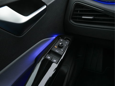 Volkswagen ID.3 First Max 58 kWh [ 3-Fase ] (INCL-BTW) *PANO | HEAD-UP | ADAPTIVE-CRUISE | FULL-LED | CAMERA | KEYLESS | MICROFIBRE | AMBIENT-LIGHT | NAVI-FULLMAP | DAB+ | ECC | PDC | SPORT-SEATS | DIGI-COCKPIT | 20"ALU*