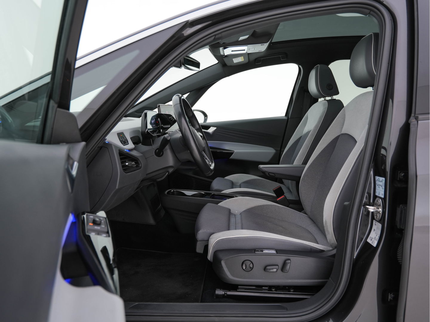 Volkswagen ID.3 First Max 58 kWh [ 3-Fase ] (INCL-BTW) *PANO | HEAD-UP | ADAPTIVE-CRUISE | FULL-LED | CAMERA | KEYLESS | MICROFIBRE | AMBIENT-LIGHT | NAVI-FULLMAP | DAB+ | ECC | PDC | SPORT-SEATS | DIGI-COCKPIT | 20"ALU*