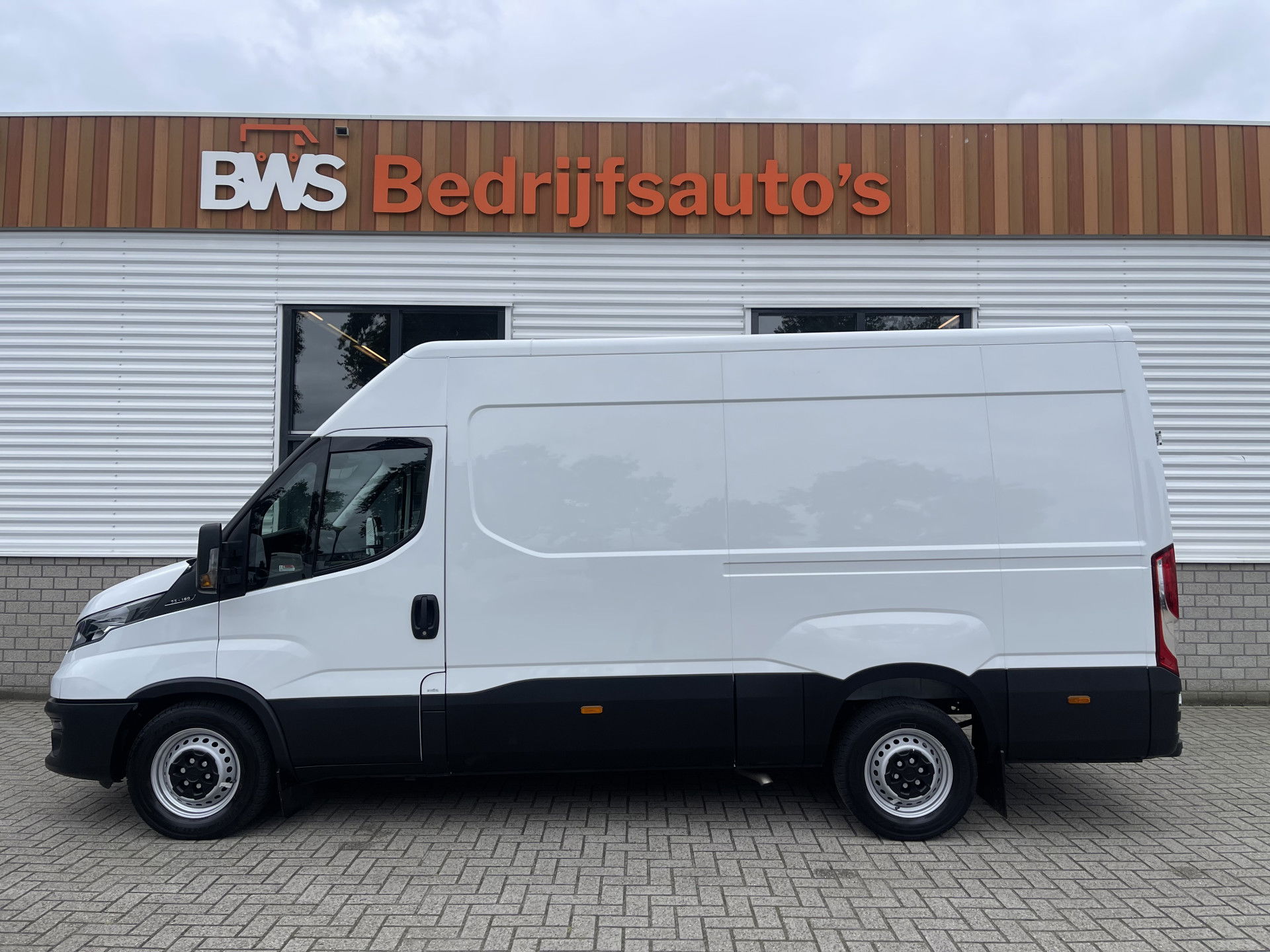 Iveco Daily 35S16V 2.3 L2H2 160pk / vaste prijs rijklaar € 25.700 ex btw / lease vanaf € 500 / climate control / mag 3500 kg trekken / 270 graden achterdeuren / euro 6 diesel !