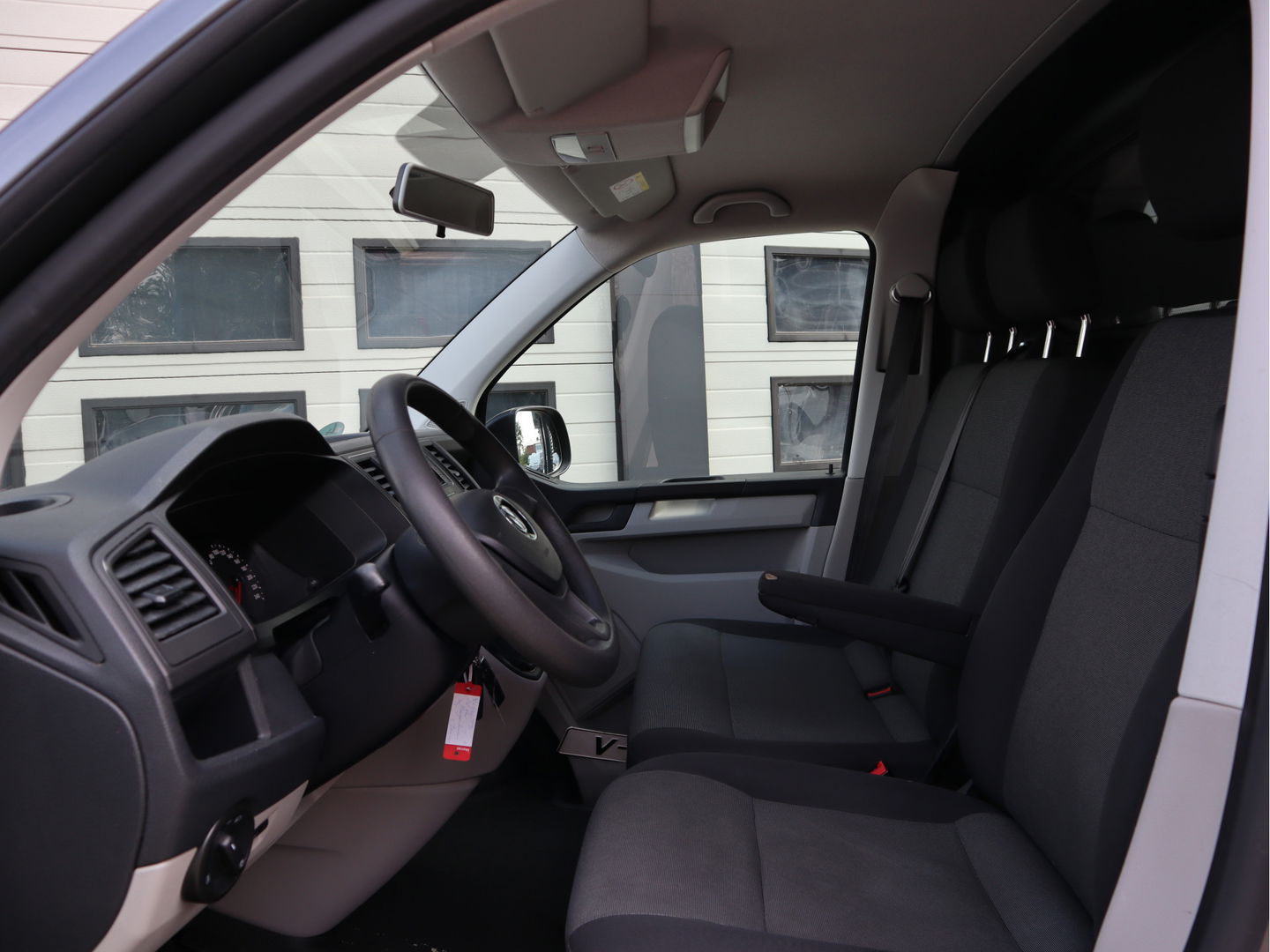 Volkswagen Transporter 2.0 TDI 85 pk Euro 6 - L1 Kort - Airco - Trekhaak - 3 Zits