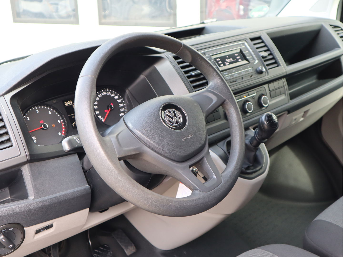Volkswagen Transporter 2.0 TDI 85 pk Euro 6 - L1 Kort - Airco - Trekhaak - 3 Zits