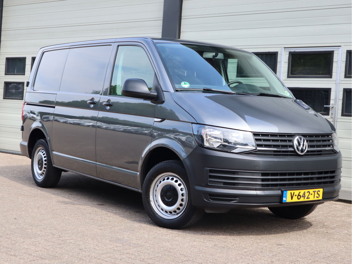 Volkswagen Transporter 2.0 TDI 85 pk Euro 6 - L1 Kort - Airco - Trekhaak - 3 Zits