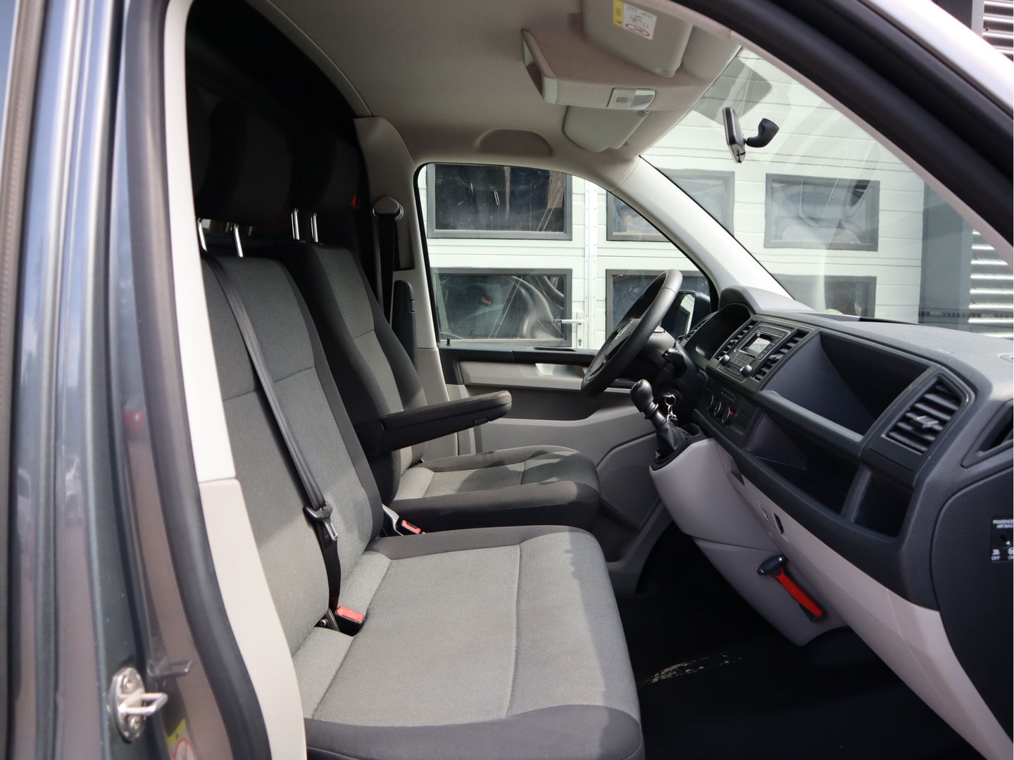 Volkswagen Transporter 2.0 TDI 85 pk Euro 6 - L1 Kort - Airco - Trekhaak - 3 Zits