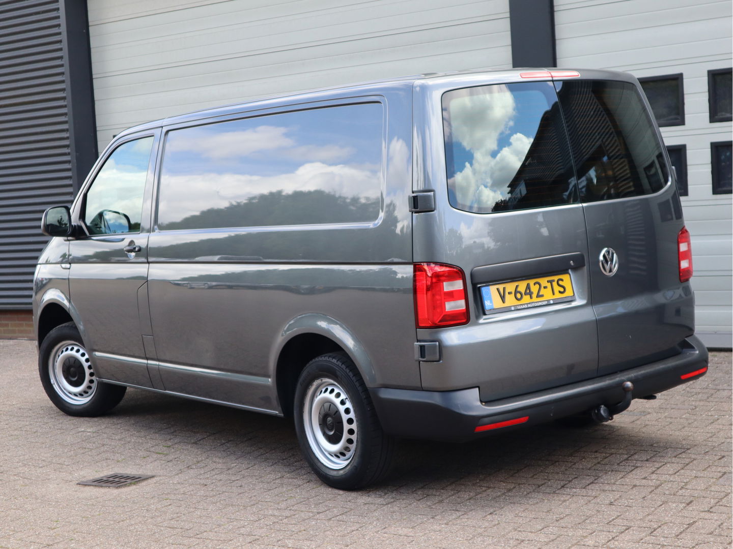 Volkswagen Transporter 2.0 TDI 85 pk Euro 6 - L1 Kort - Airco - Trekhaak - 3 Zits