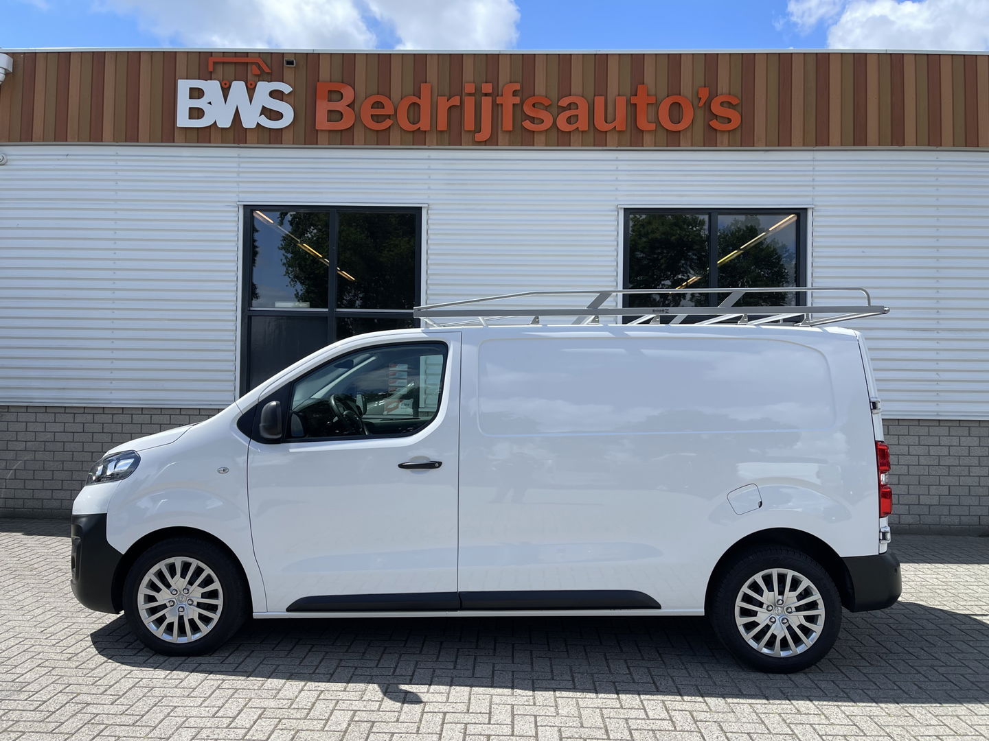 Opel Vivaro 2.0 CDTI 122pk L2H1 Edition / vaste prijs rijklaar € 13.950 ex btw / lease vanaf € 235 / euro 6 / bpm vrij / trekhaak / ingerichte laadruimte / imperial / airco / trekhaak !