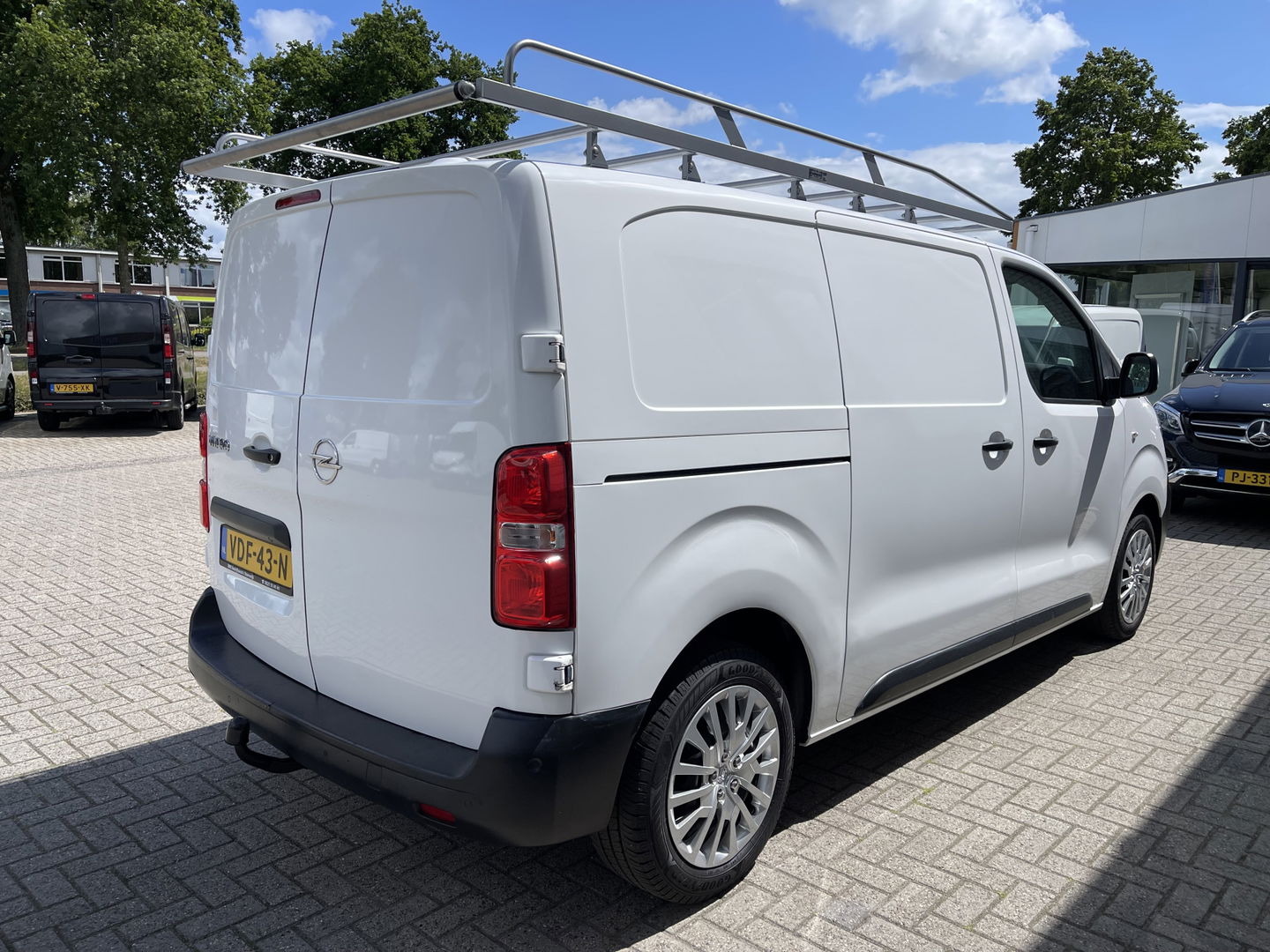 Opel Vivaro 2.0 CDTI 122pk L2H1 Edition / vaste prijs rijklaar € 13.950 ex btw / lease vanaf € 235 / euro 6 / bpm vrij / trekhaak / ingerichte laadruimte / imperial / airco / trekhaak !