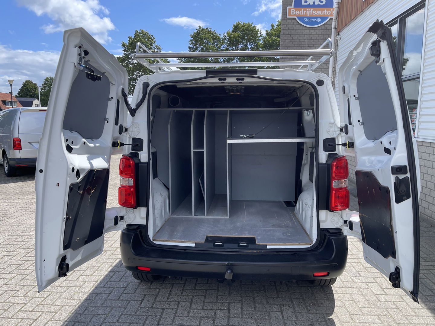 Opel Vivaro 2.0 CDTI 122pk L2H1 Edition / vaste prijs rijklaar € 13.950 ex btw / lease vanaf € 235 / euro 6 / bpm vrij / trekhaak / ingerichte laadruimte / imperial / airco / trekhaak !