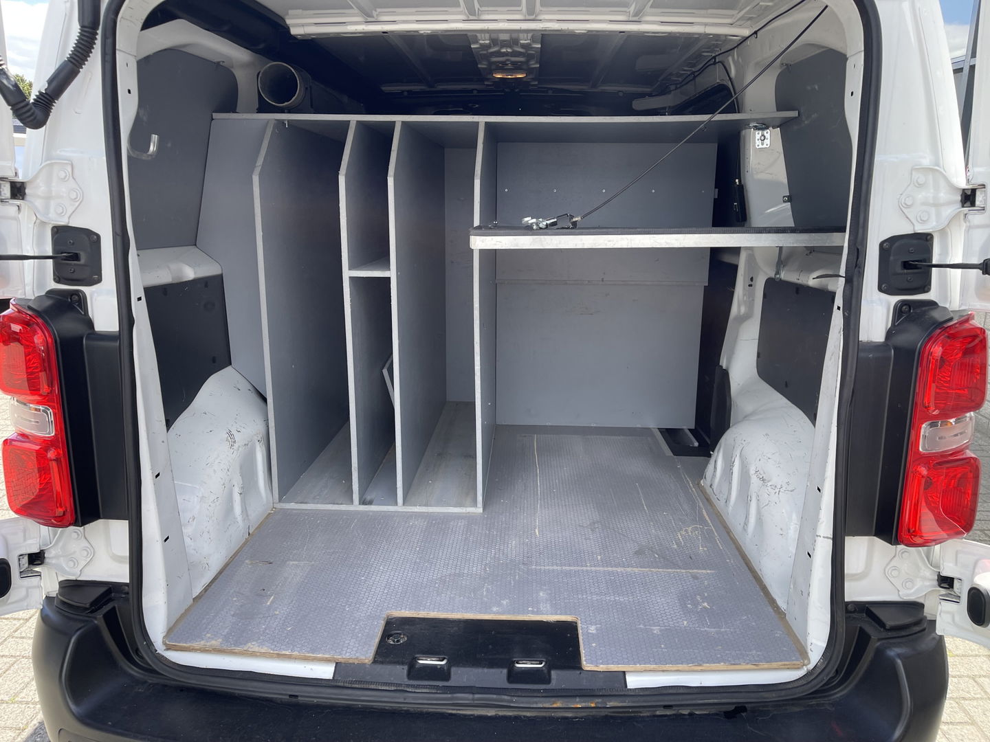 Opel Vivaro 2.0 CDTI 122pk L2H1 Edition / vaste prijs rijklaar € 13.950 ex btw / lease vanaf € 235 / euro 6 / bpm vrij / trekhaak / ingerichte laadruimte / imperial / airco / trekhaak !