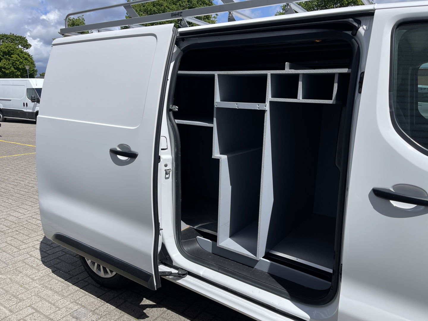 Opel Vivaro 2.0 CDTI 122pk L2H1 Edition / vaste prijs rijklaar € 13.950 ex btw / lease vanaf € 235 / euro 6 / bpm vrij / trekhaak / ingerichte laadruimte / imperial / airco / trekhaak !