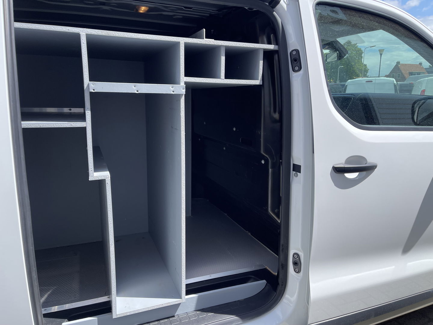 Opel Vivaro 2.0 CDTI 122pk L2H1 Edition / vaste prijs rijklaar € 13.950 ex btw / lease vanaf € 235 / euro 6 / bpm vrij / trekhaak / ingerichte laadruimte / imperial / airco / trekhaak !