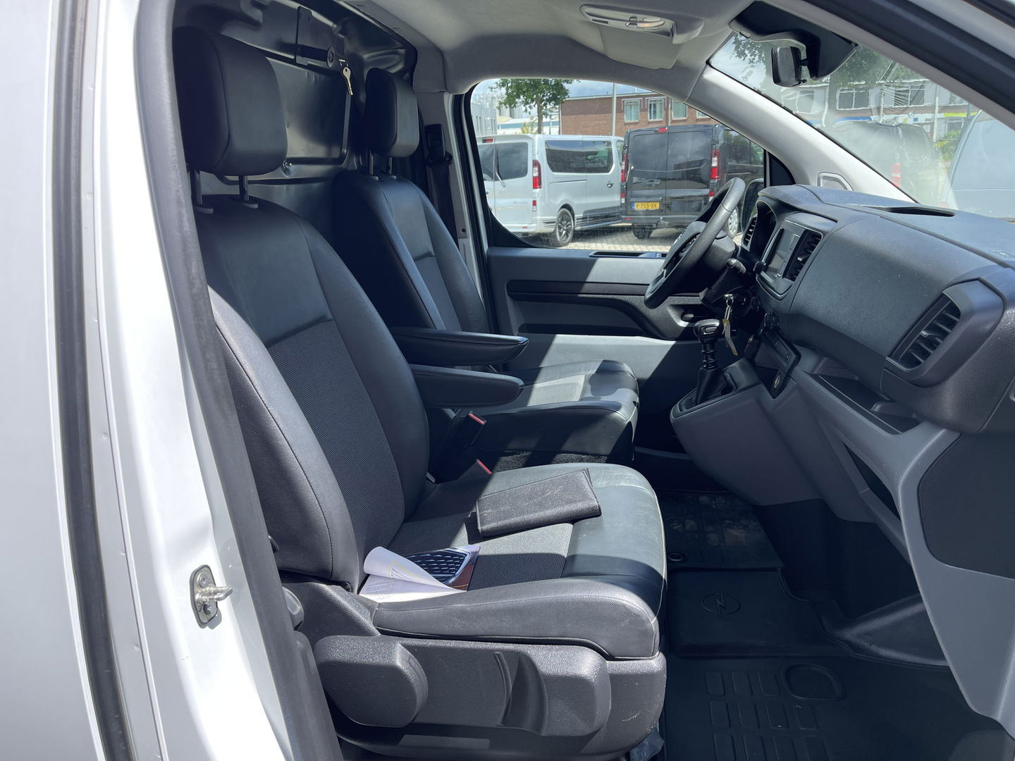 Opel Vivaro 2.0 CDTI 122pk L2H1 Edition / vaste prijs rijklaar € 13.950 ex btw / lease vanaf € 235 / euro 6 / bpm vrij / trekhaak / ingerichte laadruimte / imperial / airco / trekhaak !