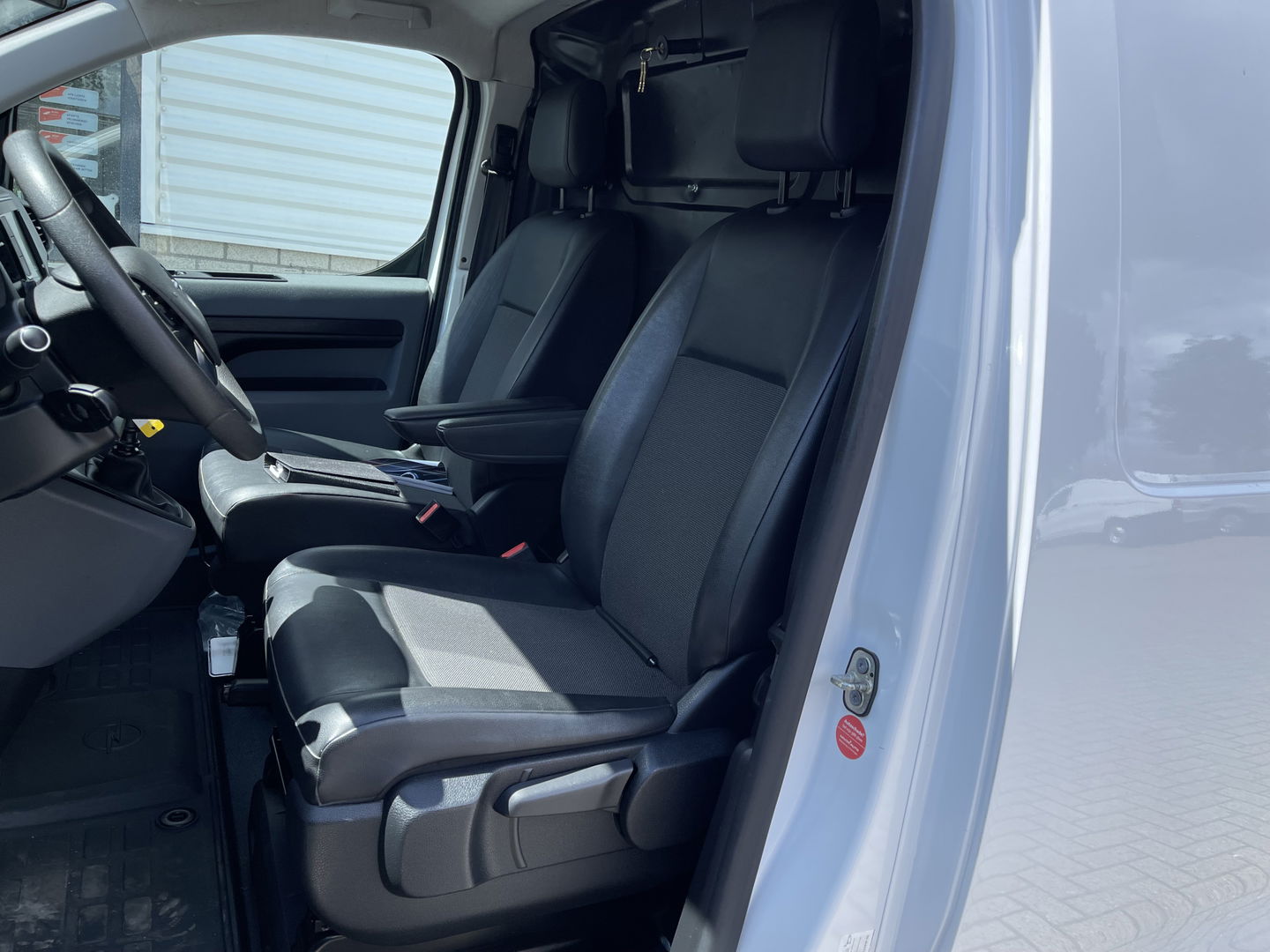 Opel Vivaro 2.0 CDTI 122pk L2H1 Edition / vaste prijs rijklaar € 13.950 ex btw / lease vanaf € 235 / euro 6 / bpm vrij / trekhaak / ingerichte laadruimte / imperial / airco / trekhaak !