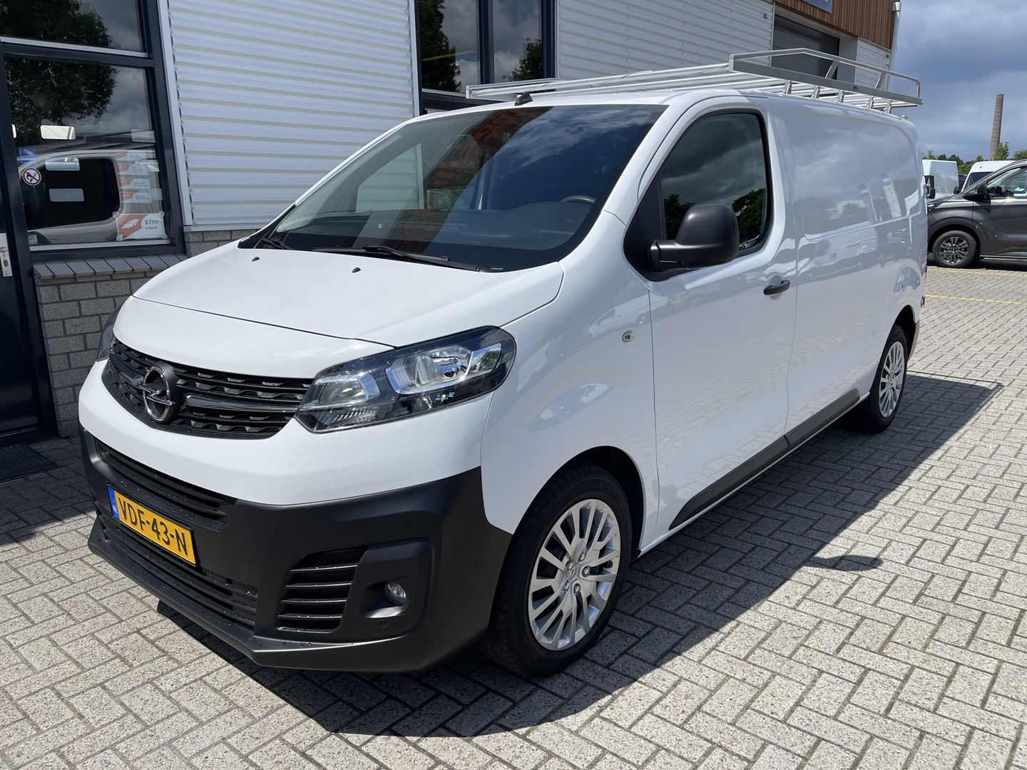 Opel Vivaro 2.0 CDTI 122pk L2H1 Edition / vaste prijs rijklaar € 13.950 ex btw / lease vanaf € 235 / euro 6 / bpm vrij / trekhaak / ingerichte laadruimte / imperial / airco / trekhaak !