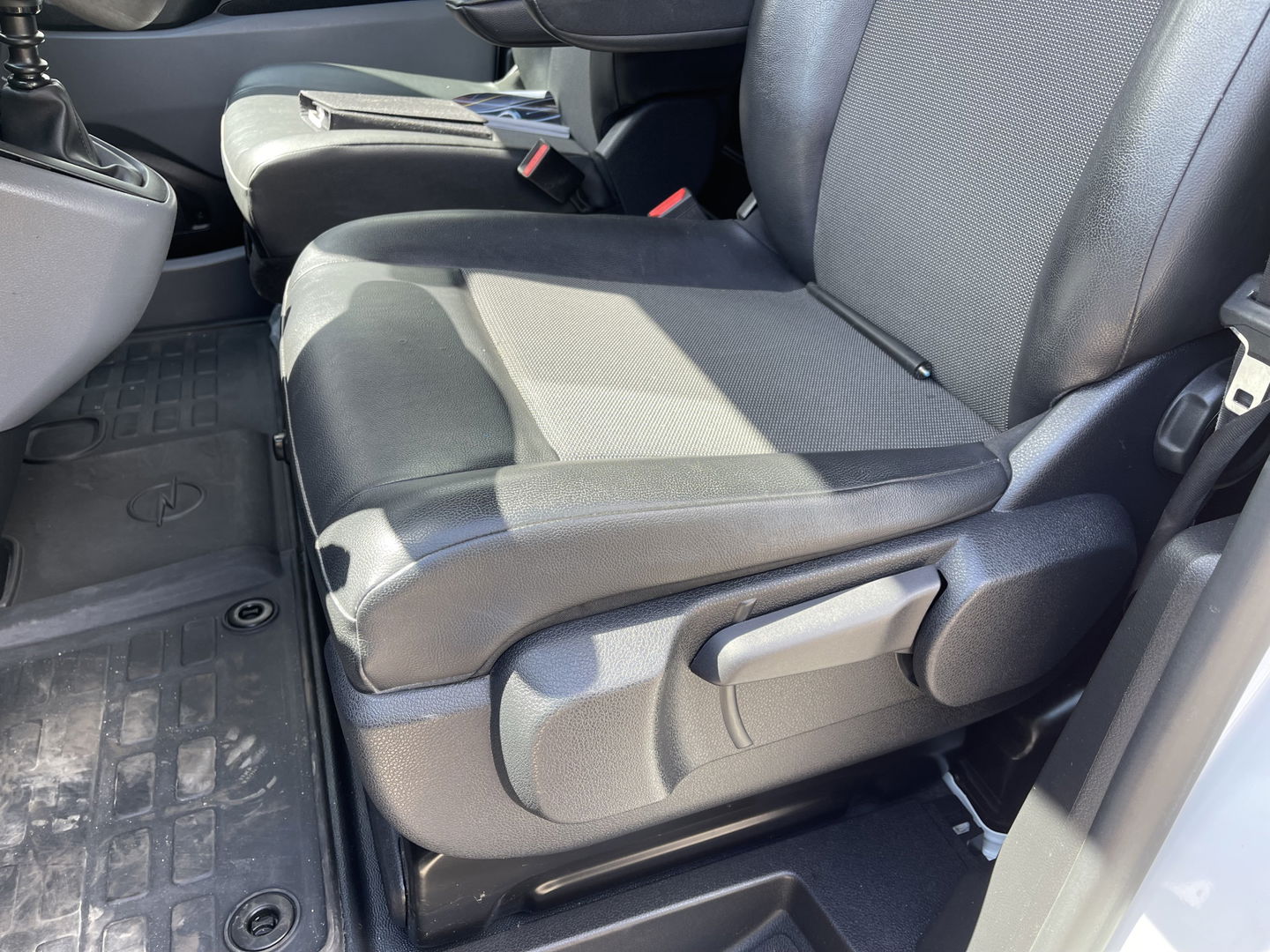 Opel Vivaro 2.0 CDTI 122pk L2H1 Edition / vaste prijs rijklaar € 13.950 ex btw / lease vanaf € 235 / euro 6 / bpm vrij / trekhaak / ingerichte laadruimte / imperial / airco / trekhaak !
