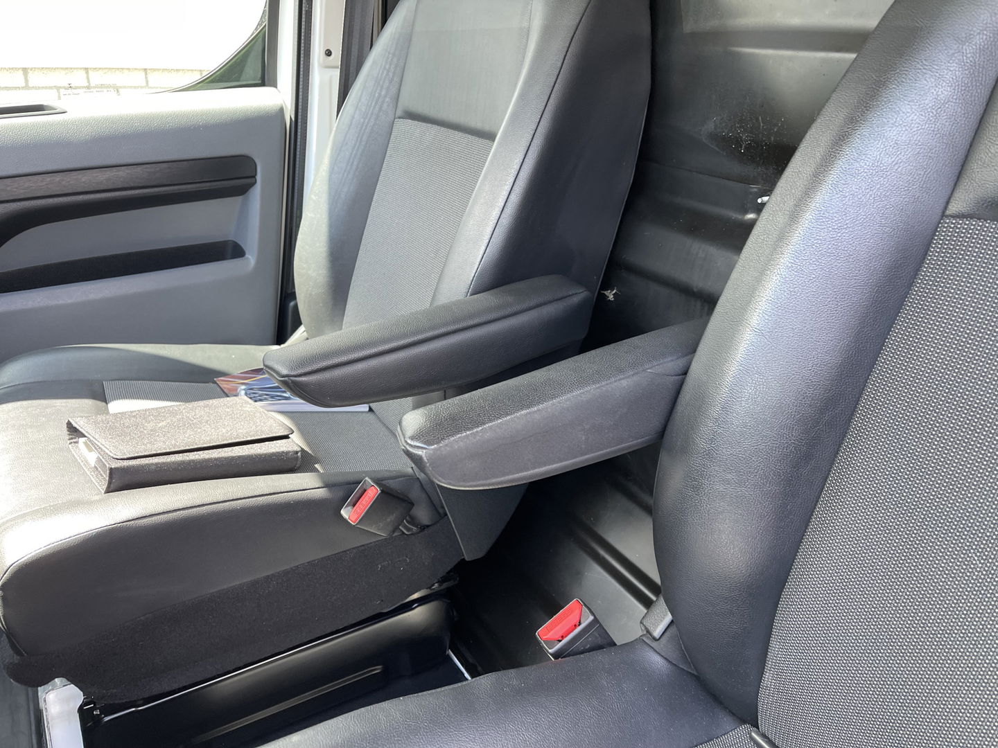 Opel Vivaro 2.0 CDTI 122pk L2H1 Edition / vaste prijs rijklaar € 13.950 ex btw / lease vanaf € 235 / euro 6 / bpm vrij / trekhaak / ingerichte laadruimte / imperial / airco / trekhaak !