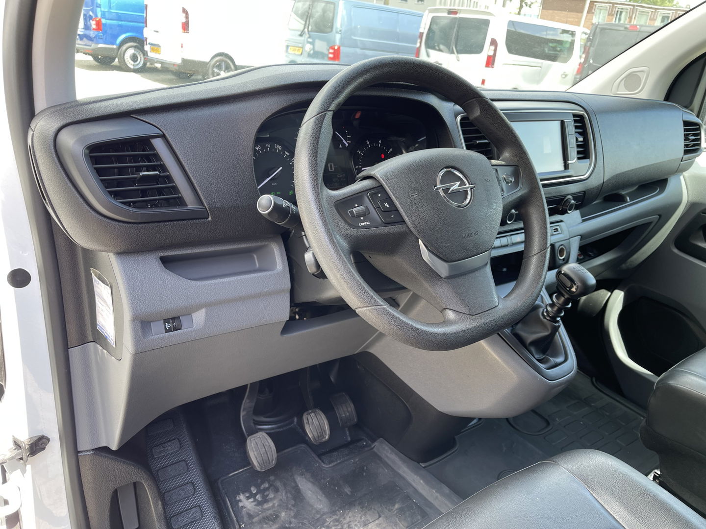 Opel Vivaro 2.0 CDTI 122pk L2H1 Edition / vaste prijs rijklaar € 13.950 ex btw / lease vanaf € 235 / euro 6 / bpm vrij / trekhaak / ingerichte laadruimte / imperial / airco / trekhaak !