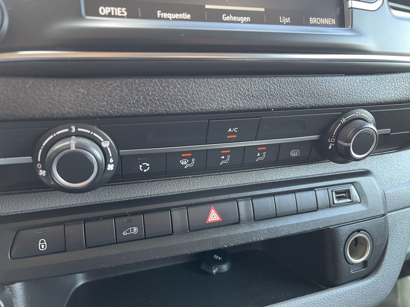 Opel Vivaro 2.0 CDTI 122pk L2H1 Edition / vaste prijs rijklaar € 13.950 ex btw / lease vanaf € 235 / euro 6 / bpm vrij / trekhaak / ingerichte laadruimte / imperial / airco / trekhaak !