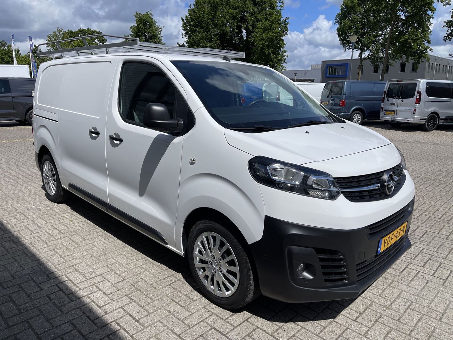 Opel Vivaro 2.0 CDTI 122pk L2H1 Edition / vaste prijs rijklaar € 13.950 ex btw / lease vanaf € 235 / euro 6 / bpm vrij / trekhaak / ingerichte laadruimte / imperial / airco / trekhaak !