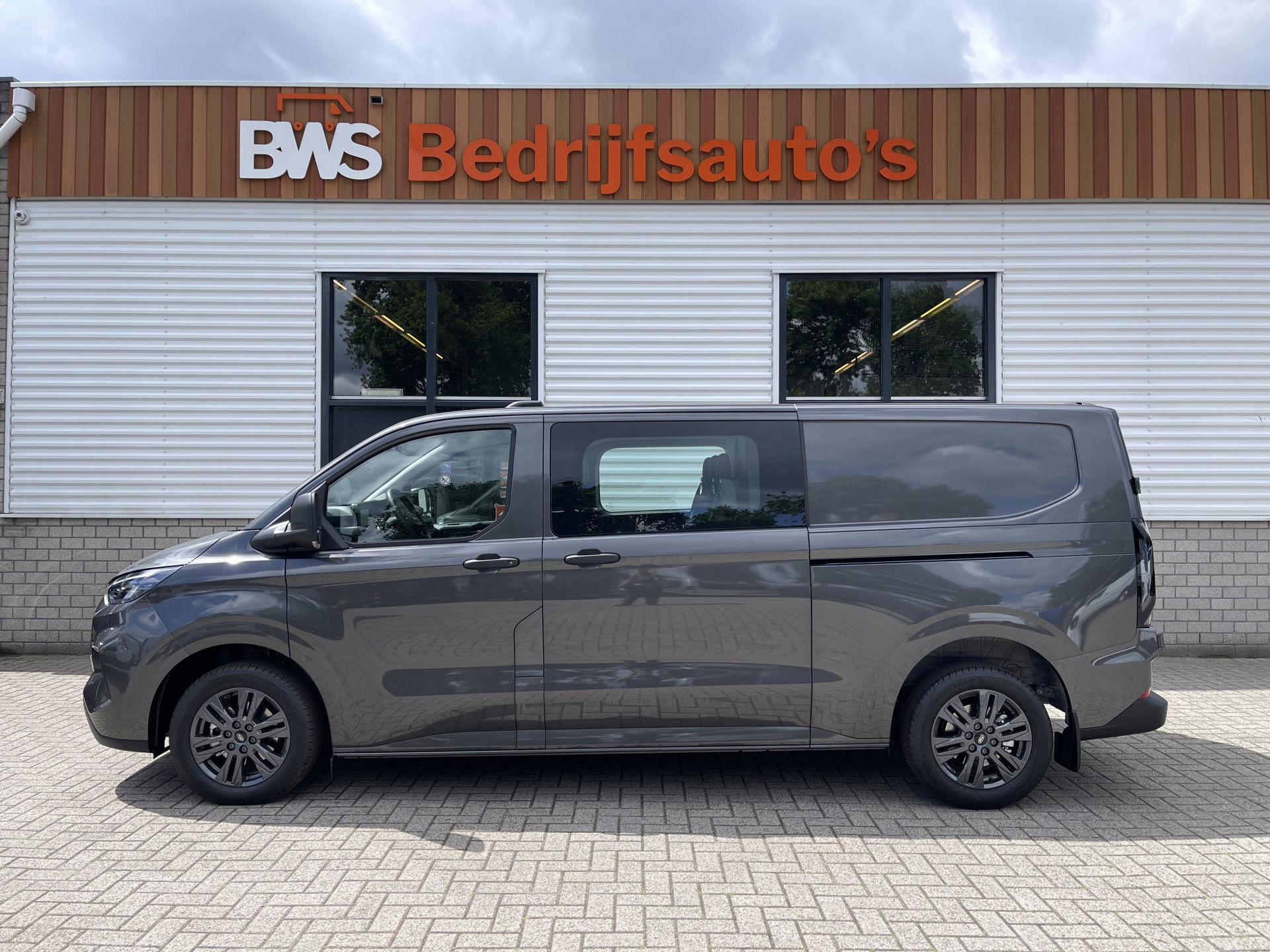 Ford Transit Custom 320 2.0 TDCI L2H1 Trend originele Ford DC 5 persoons / vaste prijs rijklaar € 43.650 ex btw / lease vanaf € 717 / dubbele schuifdeur links rechts / stoelverwarming / trekhaak !