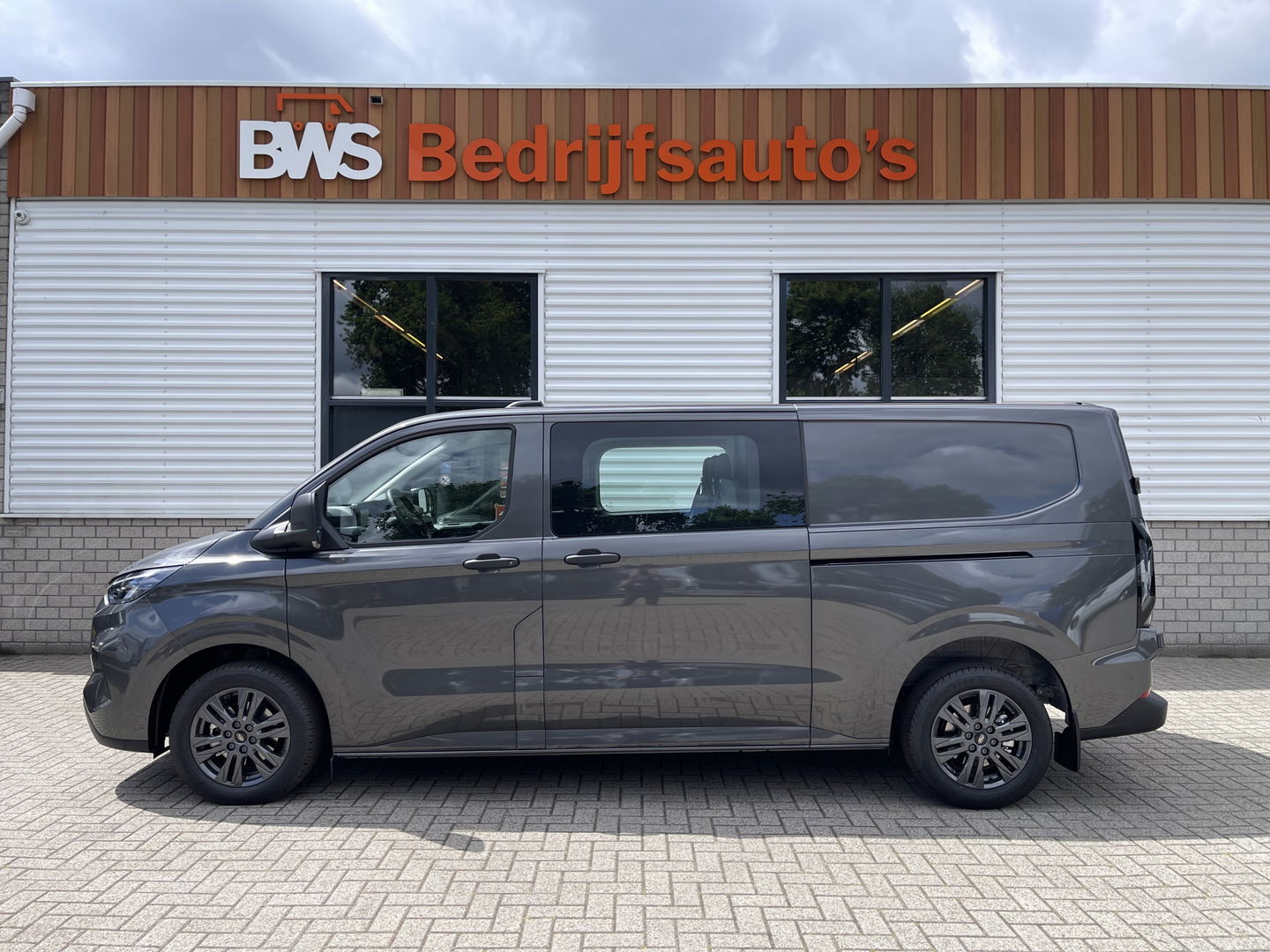 Ford Transit Custom 320 2.0 TDCI L2H1 Trend originele Ford DC 5 persoons / vaste prijs rijklaar € 43.650 ex btw / lease vanaf € 717 / dubbele schuifdeur links rechts / stoelverwarming / trekhaak !