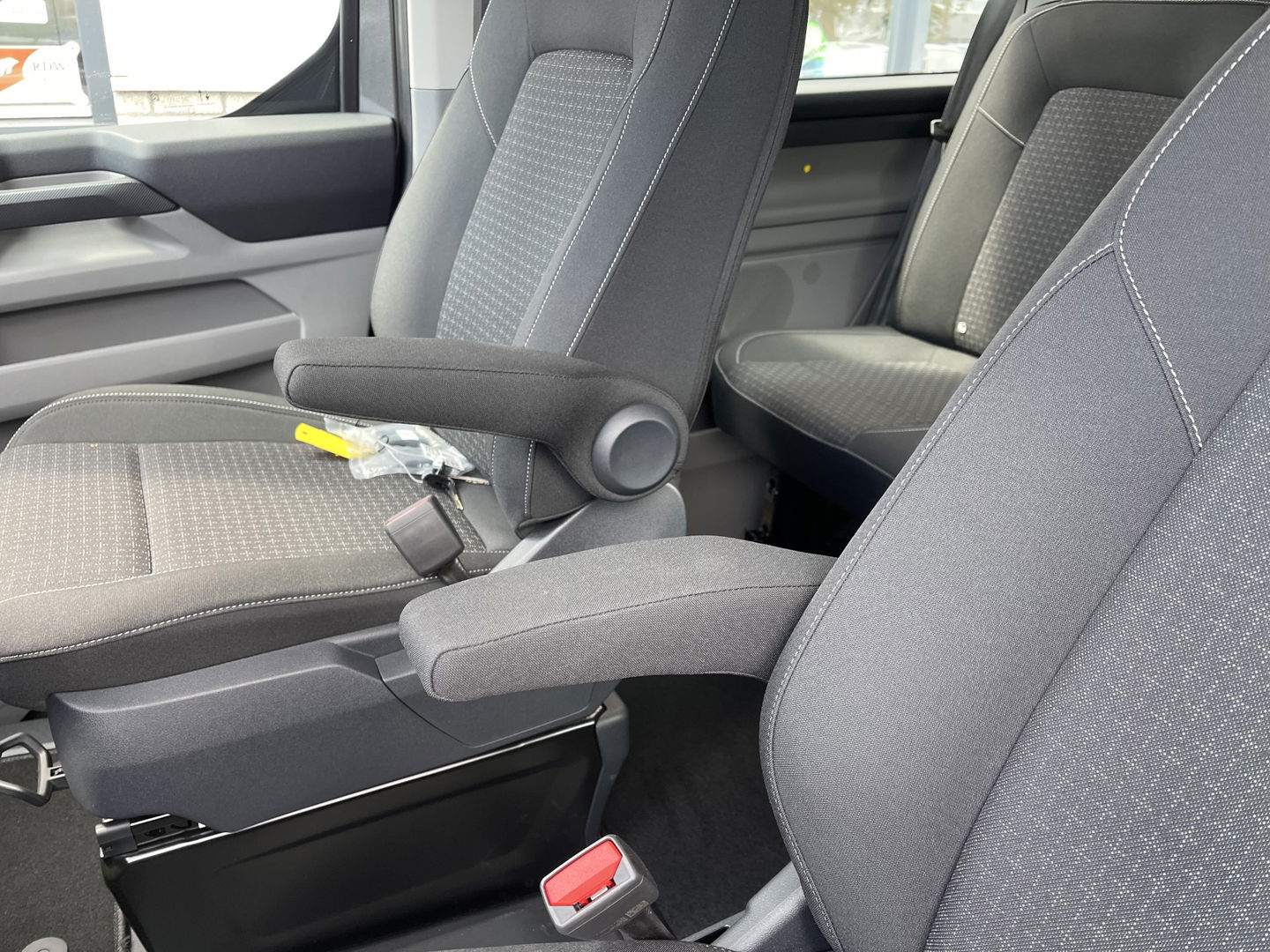 Ford Transit Custom 320 2.0 TDCI L2H1 Trend originele Ford DC 5 persoons / vaste prijs rijklaar € 43.650 ex btw / lease vanaf € 717 / dubbele schuifdeur links rechts / stoelverwarming / trekhaak !