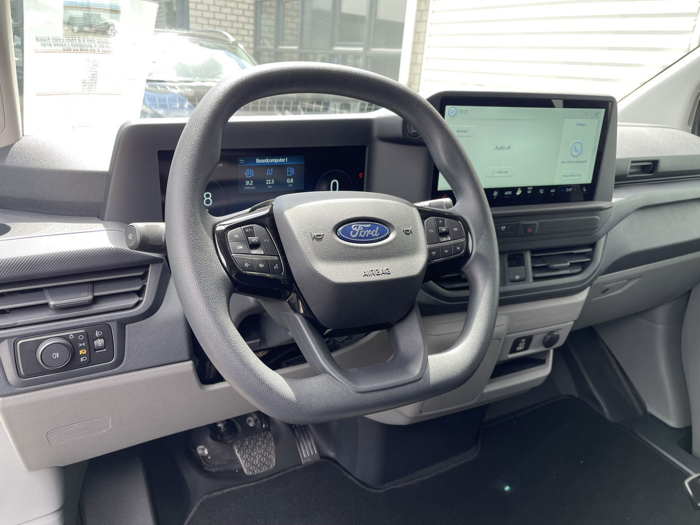 Ford Transit Custom 320 2.0 TDCI L2H1 Trend originele Ford DC 5 persoons / vaste prijs rijklaar € 43.650 ex btw / lease vanaf € 717 / dubbele schuifdeur links rechts / stoelverwarming / trekhaak !