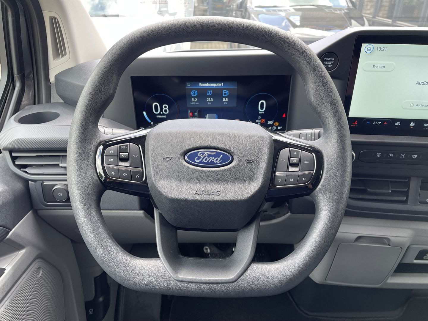 Ford Transit Custom 320 2.0 TDCI L2H1 Trend originele Ford DC 5 persoons / vaste prijs rijklaar € 43.650 ex btw / lease vanaf € 717 / dubbele schuifdeur links rechts / stoelverwarming / trekhaak !