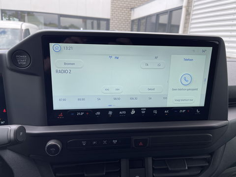 Ford Transit Custom 320 2.0 TDCI L2H1 Trend originele Ford DC 5 persoons / vaste prijs rijklaar € 43.650 ex btw / lease vanaf € 717 / dubbele schuifdeur links rechts / stoelverwarming / trekhaak !