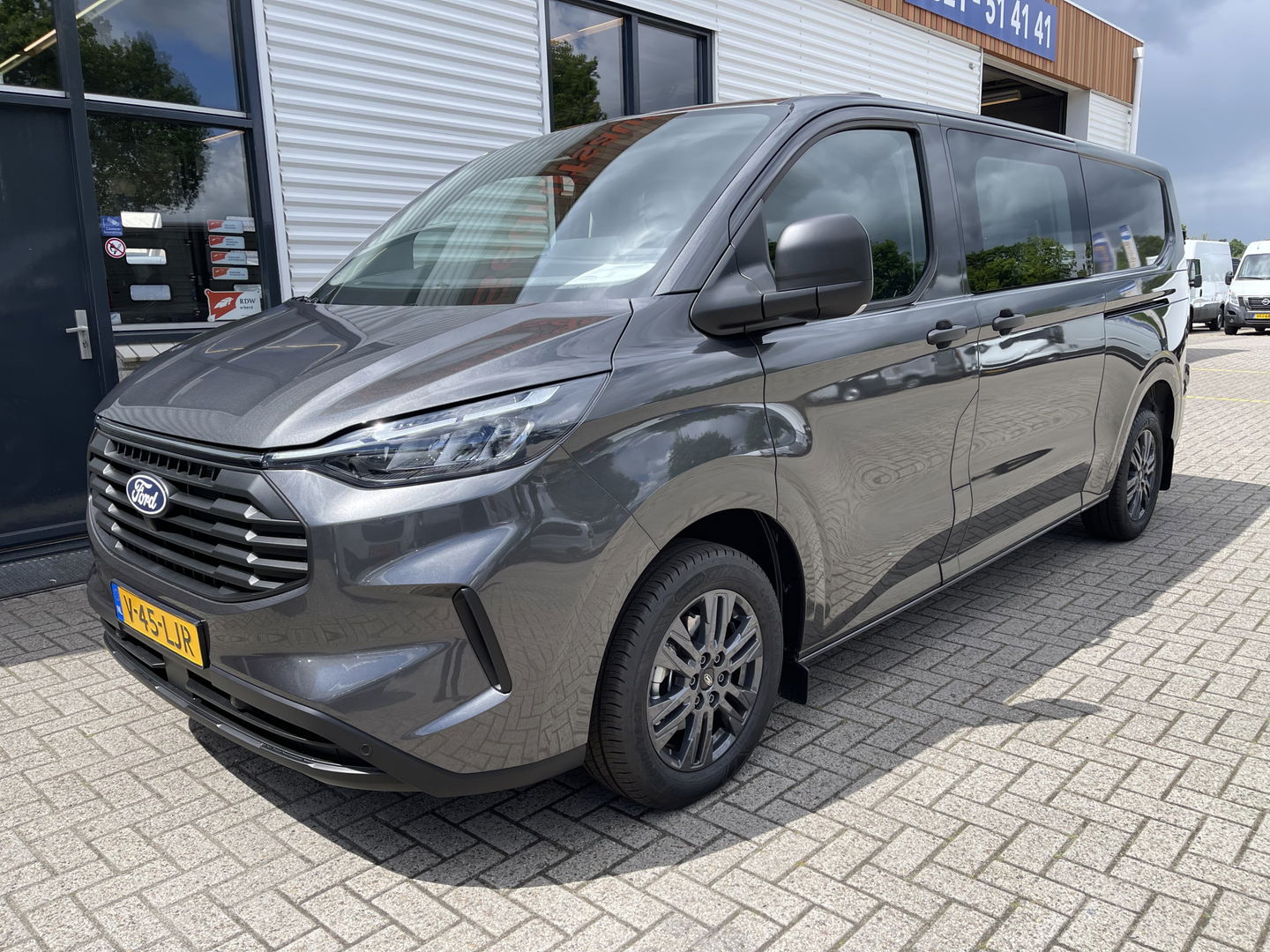 Ford Transit Custom 320 2.0 TDCI L2H1 Trend originele Ford DC 5 persoons / vaste prijs rijklaar € 43.650 ex btw / lease vanaf € 717 / dubbele schuifdeur links rechts / stoelverwarming / trekhaak !