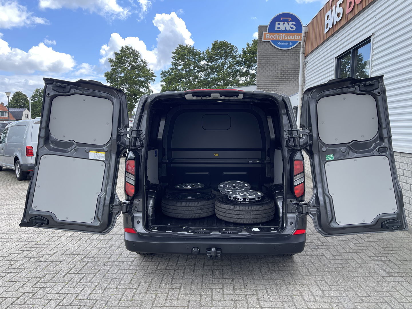 Ford Transit Custom 320 2.0 TDCI L2H1 Trend originele Ford DC 5 persoons / vaste prijs rijklaar € 43.650 ex btw / lease vanaf € 717 / dubbele schuifdeur links rechts / stoelverwarming / trekhaak !