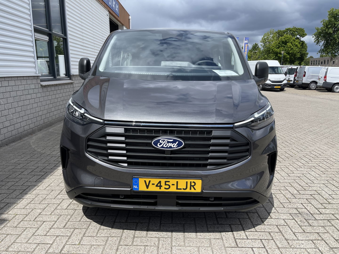 Ford Transit Custom 320 2.0 TDCI L2H1 Trend originele Ford DC 5 persoons / vaste prijs rijklaar € 43.650 ex btw / lease vanaf € 717 / dubbele schuifdeur links rechts / stoelverwarming / trekhaak !