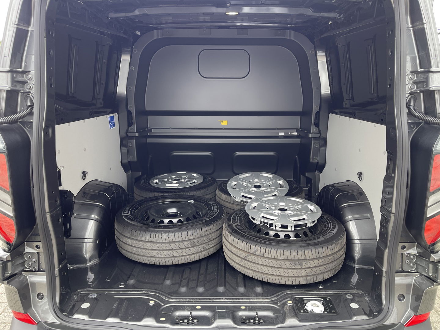 Ford Transit Custom 320 2.0 TDCI L2H1 Trend originele Ford DC 5 persoons / vaste prijs rijklaar € 43.650 ex btw / lease vanaf € 717 / dubbele schuifdeur links rechts / stoelverwarming / trekhaak !