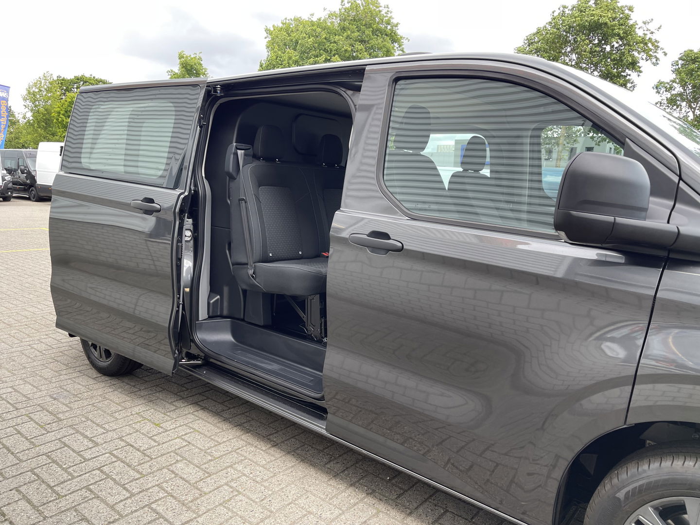 Ford Transit Custom 320 2.0 TDCI L2H1 Trend originele Ford DC 5 persoons / vaste prijs rijklaar € 43.650 ex btw / lease vanaf € 717 / dubbele schuifdeur links rechts / stoelverwarming / trekhaak !
