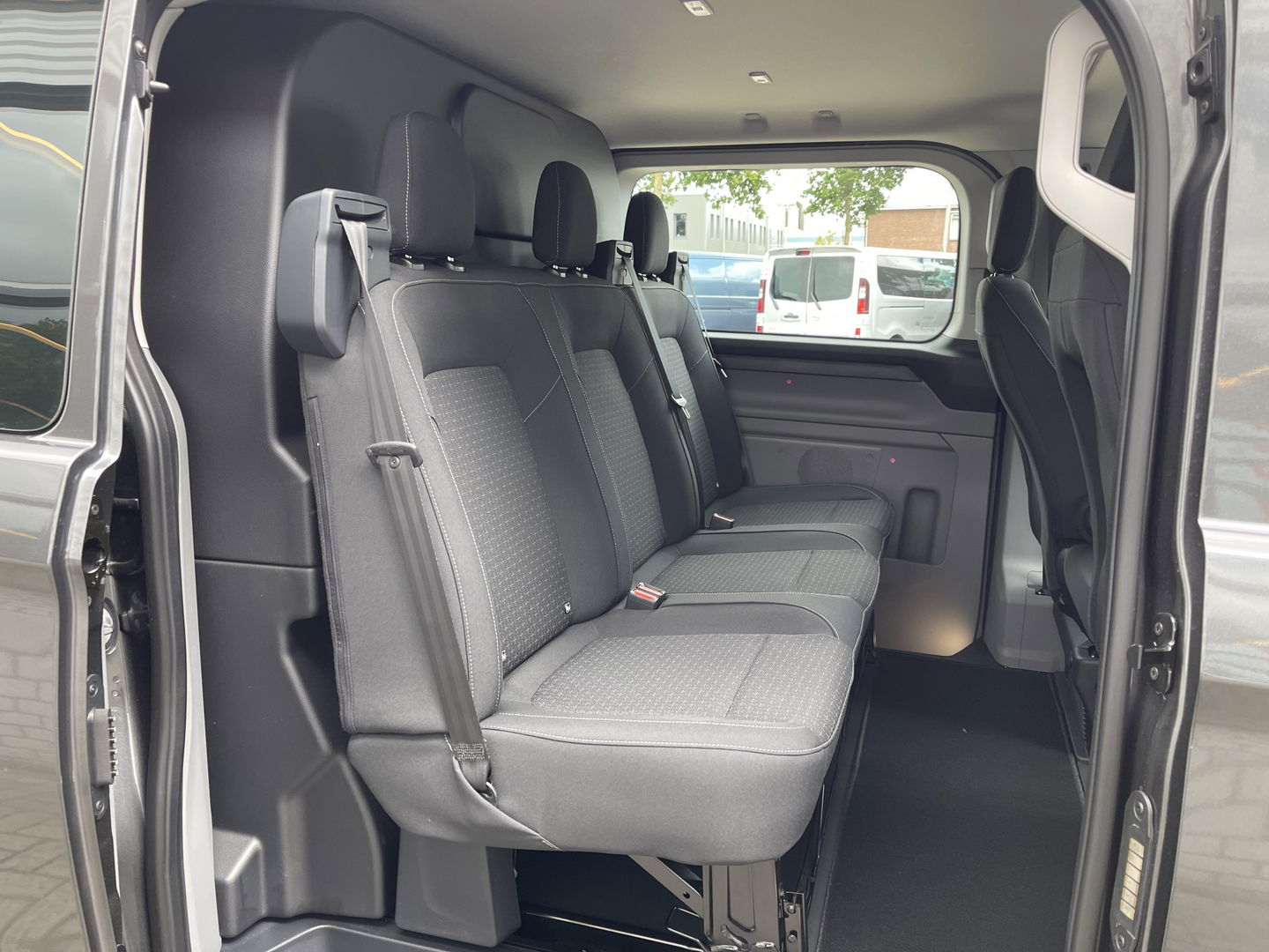 Ford Transit Custom 320 2.0 TDCI L2H1 Trend originele Ford DC 5 persoons / vaste prijs rijklaar € 43.650 ex btw / lease vanaf € 717 / dubbele schuifdeur links rechts / stoelverwarming / trekhaak !