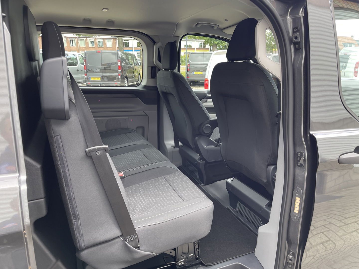Ford Transit Custom 320 2.0 TDCI L2H1 Trend originele Ford DC 5 persoons / vaste prijs rijklaar € 43.650 ex btw / lease vanaf € 717 / dubbele schuifdeur links rechts / stoelverwarming / trekhaak !