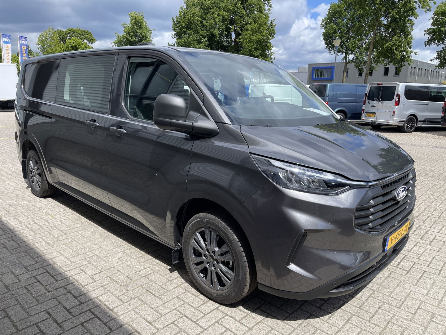 Ford Transit Custom 320 2.0 TDCI L2H1 Trend originele Ford DC 5 persoons / vaste prijs rijklaar € 43.650 ex btw / lease vanaf € 717 / dubbele schuifdeur links rechts / stoelverwarming / trekhaak !