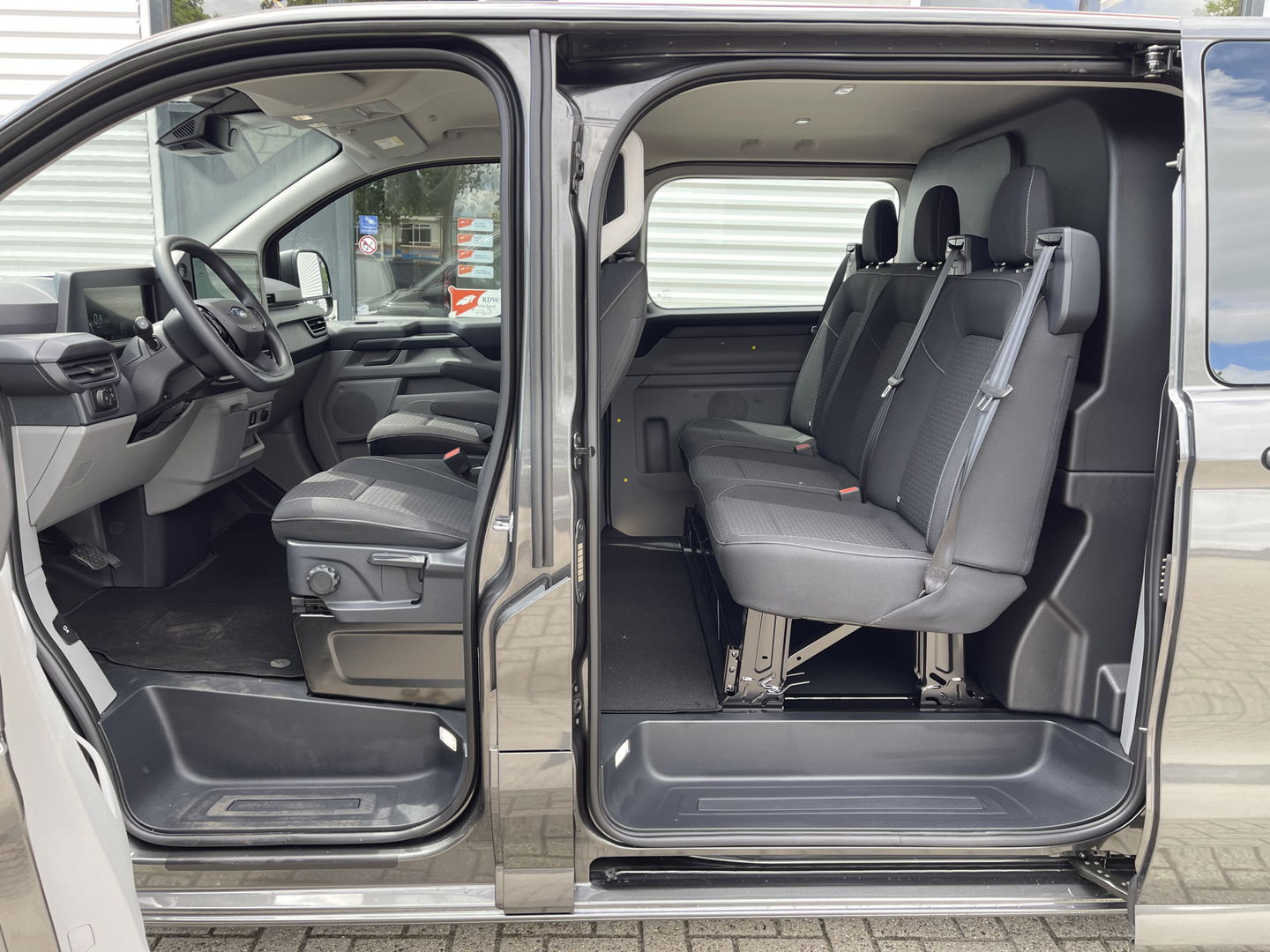Ford Transit Custom 320 2.0 TDCI L2H1 Trend originele Ford DC 5 persoons / vaste prijs rijklaar € 43.650 ex btw / lease vanaf € 717 / dubbele schuifdeur links rechts / stoelverwarming / trekhaak !