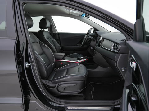 Kia e-Niro ExecutiveLine 64 kWh (INCL-BTW) Aut. *FULL-LEATHER | JBL-AUDIO | FULL-LED | NAVI-FULLMAP | DAB | ADAPTIVE-CRUISE | CAMERA | MEMORY-PACK | LANE-ASSIST | KEYLESS | DIGI-COCKPIT | TOWBAR | CCS-FASTLOADER | 17"ALU*