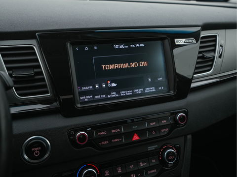 Kia e-Niro ExecutiveLine 64 kWh (INCL-BTW) Aut. *FULL-LEATHER | JBL-AUDIO | FULL-LED | NAVI-FULLMAP | DAB | ADAPTIVE-CRUISE | CAMERA | MEMORY-PACK | LANE-ASSIST | KEYLESS | DIGI-COCKPIT | TOWBAR | CCS-FASTLOADER | 17"ALU*