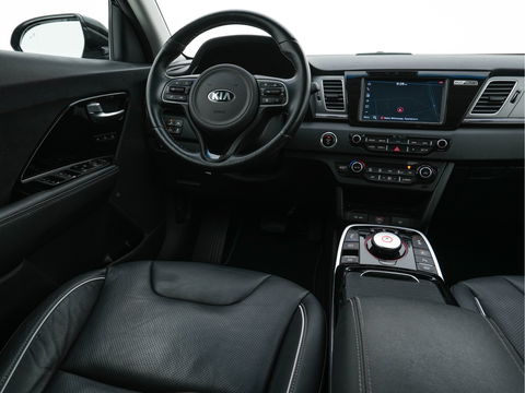 Kia e-Niro ExecutiveLine 64 kWh (INCL-BTW) Aut. *FULL-LEATHER | JBL-AUDIO | FULL-LED | NAVI-FULLMAP | DAB | ADAPTIVE-CRUISE | CAMERA | MEMORY-PACK | LANE-ASSIST | KEYLESS | DIGI-COCKPIT | TOWBAR | CCS-FASTLOADER | 17"ALU*