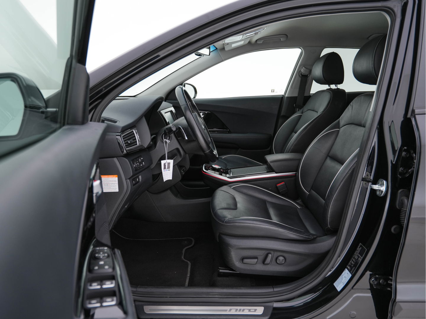 Kia e-Niro ExecutiveLine 64 kWh (INCL-BTW) Aut. *FULL-LEATHER | JBL-AUDIO | FULL-LED | NAVI-FULLMAP | DAB | ADAPTIVE-CRUISE | CAMERA | MEMORY-PACK | LANE-ASSIST | KEYLESS | DIGI-COCKPIT | TOWBAR | CCS-FASTLOADER | 17"ALU*