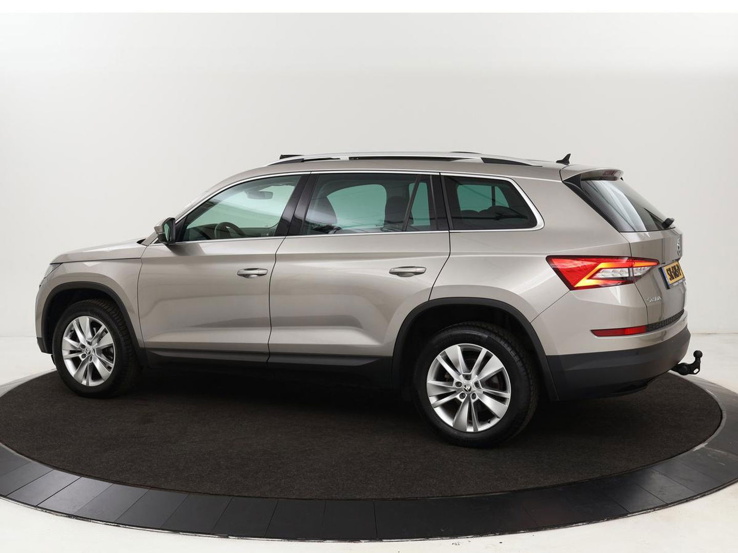 Škoda Kodiaq 1.4 TSI Ambition 7-persoons | Panoramadak | Stoel & stuurverwarming | Adaptive cruise | Trekhaak | Carplay | Full LED | Navigatie