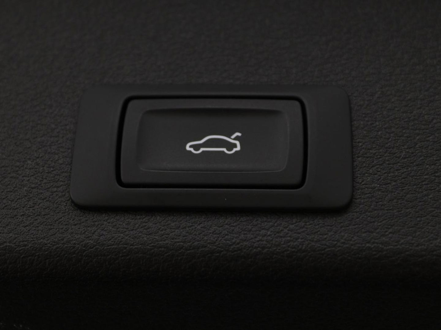 Audi A4 35 TFSI Launch Edition Business | 1e eigenaar | Dealer onderhouden | Trekhaak | Virtual Cockpit | Carplay | Navigatie | Full LED | Parkeerhulp | Climate control | Sportstoelen | Cruise control