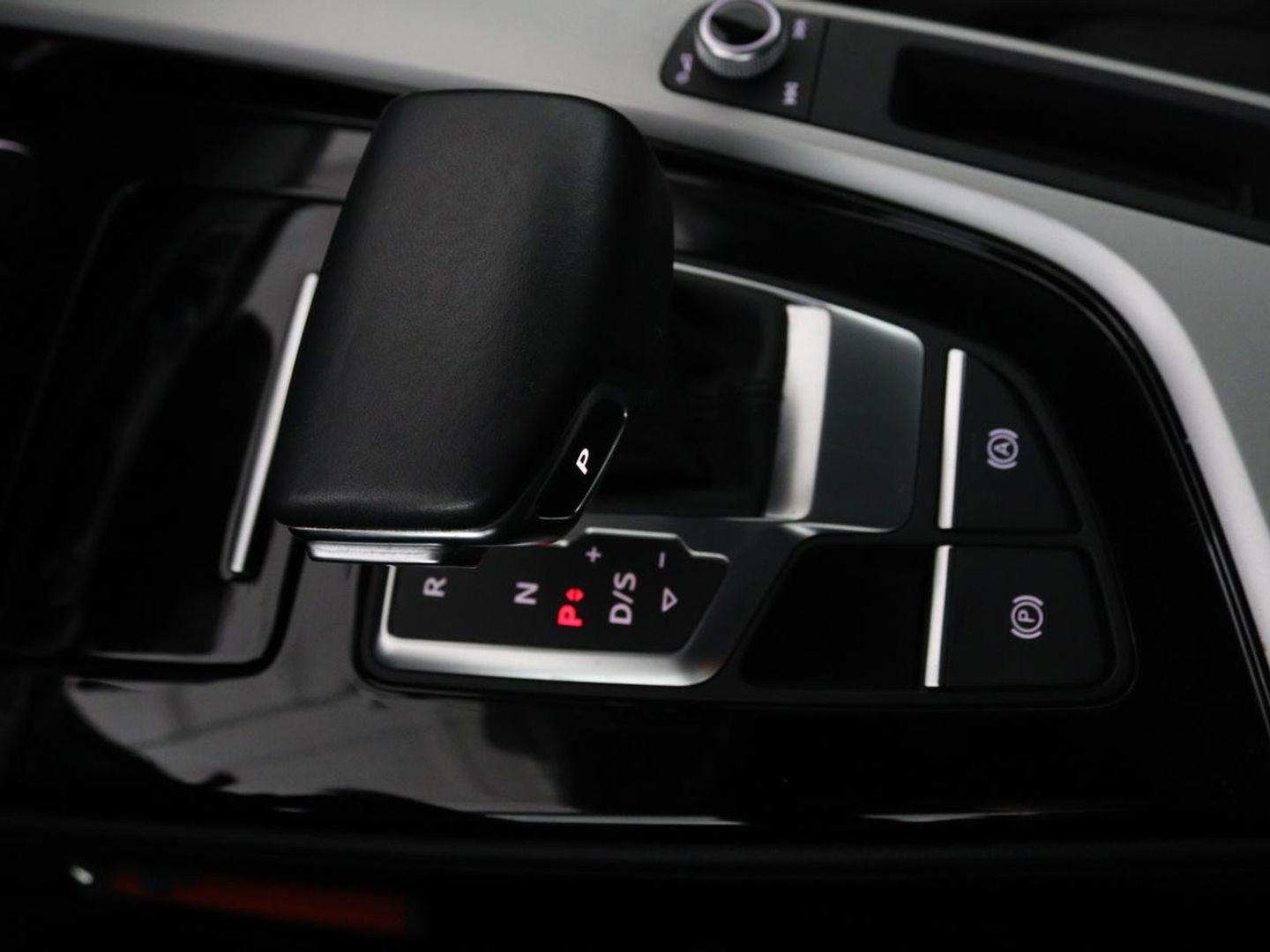 Audi A4 35 TFSI Launch Edition Business | 1e eigenaar | Dealer onderhouden | Trekhaak | Virtual Cockpit | Carplay | Navigatie | Full LED | Parkeerhulp | Climate control | Sportstoelen | Cruise control