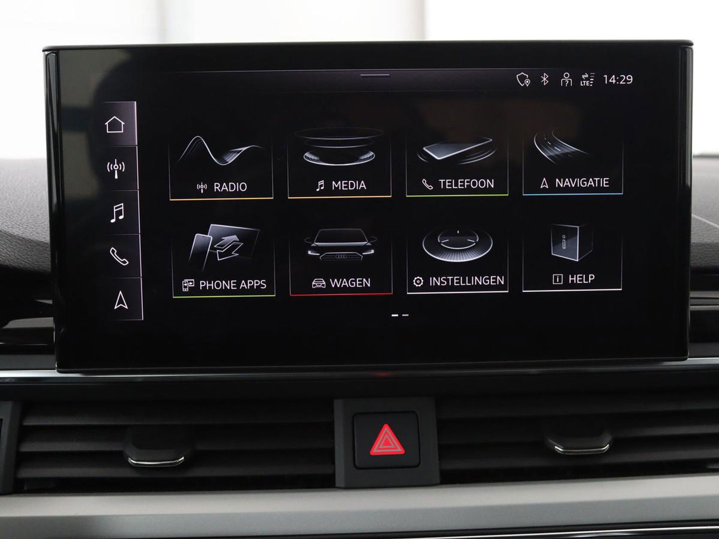 Audi A4 35 TFSI Launch Edition Business | 1e eigenaar | Dealer onderhouden | Trekhaak | Virtual Cockpit | Carplay | Navigatie | Full LED | Parkeerhulp | Climate control | Sportstoelen | Cruise control