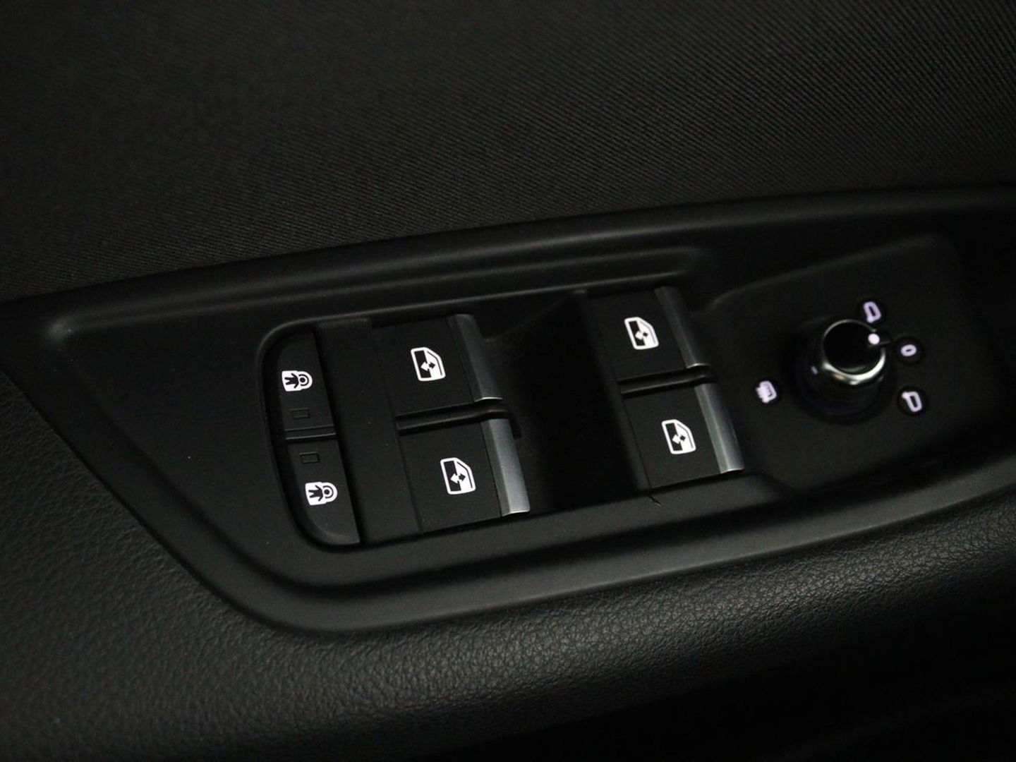 Audi A4 35 TFSI Launch Edition Business | 1e eigenaar | Dealer onderhouden | Trekhaak | Virtual Cockpit | Carplay | Navigatie | Full LED | Parkeerhulp | Climate control | Sportstoelen | Cruise control