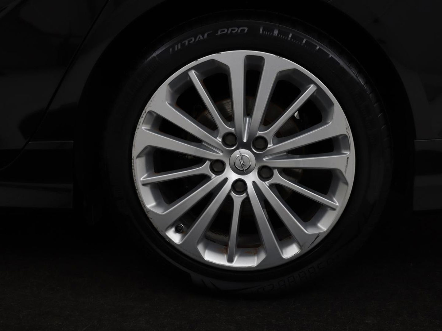 Opel Insignia Grand Sport 1.5 Turbo Executive | OPC Line | Leder | Stoel & stuurverwarming | Trekhaak | Camera | Keyless | Carplay | BOSE Sound | Navigatie